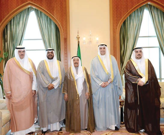 صاحب السمو الامير الشيخ صباح الاحمد خلال استقباله الشيخ سلمان الحمود والشيخ منصور الاحمد ودجاسم الهويدي وحسام الصالح