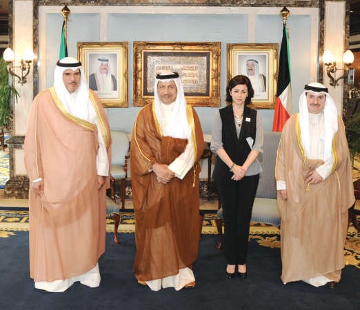 سمو رئيس الوزراء الشيخ جابر المبارك مستقبلا الشيخ سلمان الحمود والشيخة الزين الصباح وشفيق احمد السيد