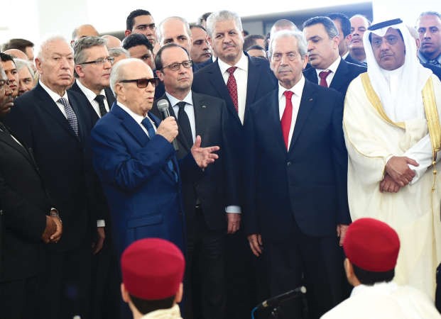 الرئيس التونسي الباجي قائد السبسياثناء القائه كلمة خلال المسيرة الدولية لمناهضة الارهاب بحضور نائب رئيس﻿﻿مجلس الامة وعضو البرلمان العربي مبارك الخرينج والرئيس الفرنسي فرانسوا هولاندامسافپ ﻿