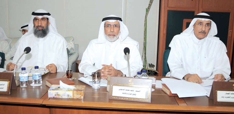 احمد الجسار واركان وزارته خلال الاجتماع