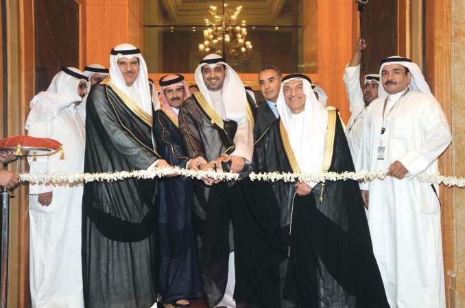 الشيخ سلمان الحمود والشيخ محمد العبدالله والشيخ مبارك الدعيج والمستشار محمد ابوالحسن يقصون شريط الافتتاحمحمد هاشم