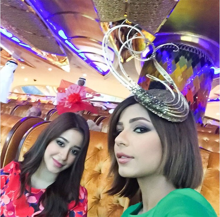 بالصور.. اعلامية اماراتية تلفت الانظار اليها بقبعتها الذهبية الغريبة