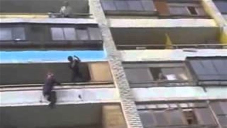 بالفيديو.. مطاردة مثيرة بين رجل إنقاذ ومنتحر على طريقة سبايدر