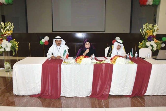 منيرة الفضلي تتوسط جاسم العقيل ومسلم السبيعي