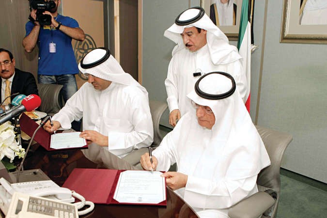 دعلي العبيدي خلال توقيع عقد توسعة مستشفى العدان مع الشركة المنفذة للمشروع ﻿
