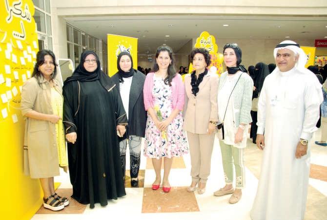 الشيخة انتصار سالم العلي مع عدد من المشاركين خلال افتتاح الكرنفال	علاء ابو الندى﻿