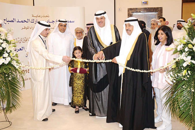 الشيخ سلمان الحمود وعبدالعزيز البابطين يقصان شريط افتتاح الدورة الثامنة للمهرجان محمد خلوصي