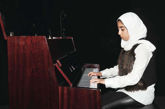 لوجين جمال تعزف علىالبيانو﻿