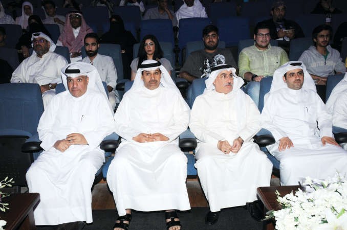  دحمود فليطح يتوسط عبدالله عبدالرسول ووليد الانصاري 