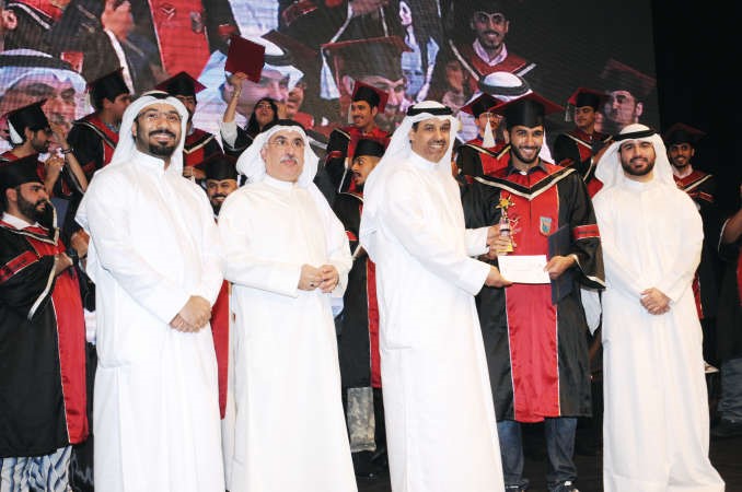  سعود الهندال يتسلم جائزة المركز الاول 