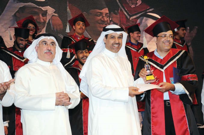  خالد محمد جابر يتسلم جائزة المركز الثاني 