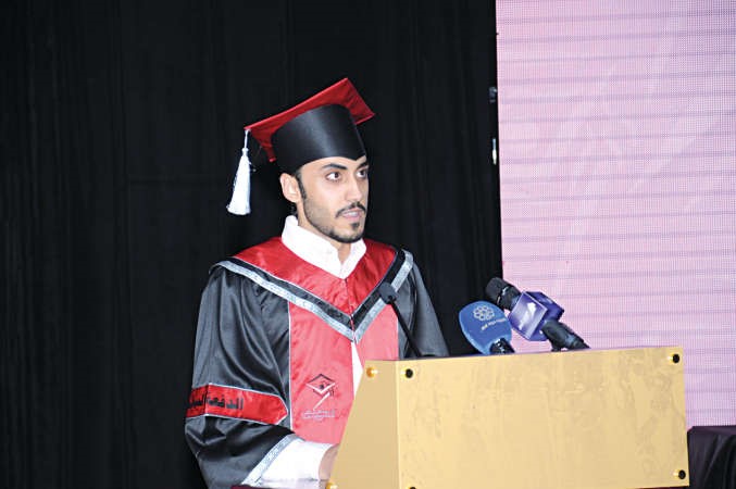  والطالب عبدالله ربيع يلقي كلمة الخريجين