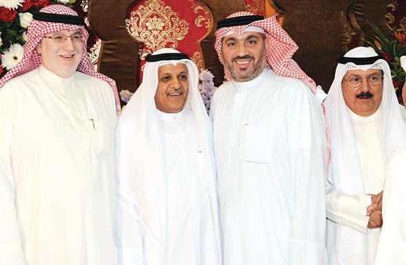 الزميلان جمال السويفان ومحمود الموسوي يباركان للهيفي﻿