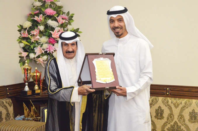 احمد عجب يقدم درعا تذكارية الى فلاح بن جامع ﻿