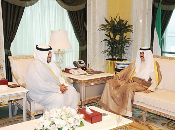 سمو ولي العهد الشيخ نواف الاحمد مستقبلا الشيخ ثامر العلي