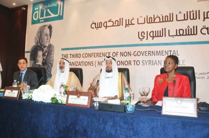 دعبدالله المعتوق متوسطا فاليري اموس واحمد الجاسر خلال افتتاح المؤتمر الدولي الثالث للجهات المانحة غير الحكوميةمحمد هاشم