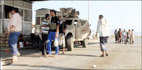 عناصر اللجان الشعبية الجنوبية الموالية لهادي تسيطر على اليات للحوثيين خاص الانباء