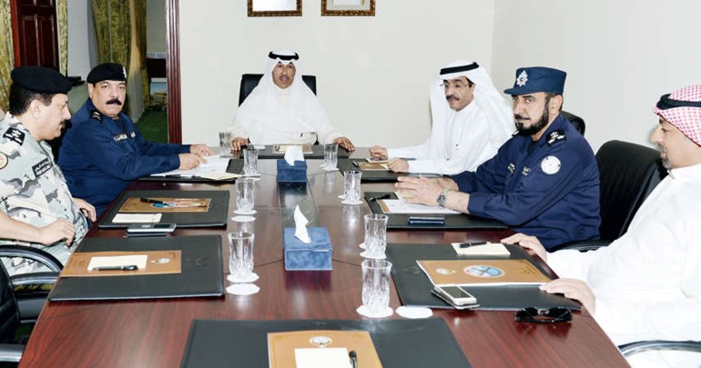 الشيخ فواز الخالد خلال لقائه مع عدد من المسؤولين الامنيين