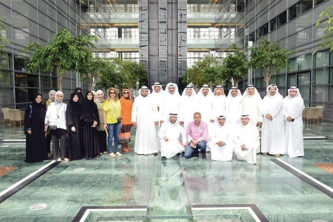 صورة جماعية لموظفي جامعة الكويت لدى زيارتهم ديوان المحاسبة ﻿