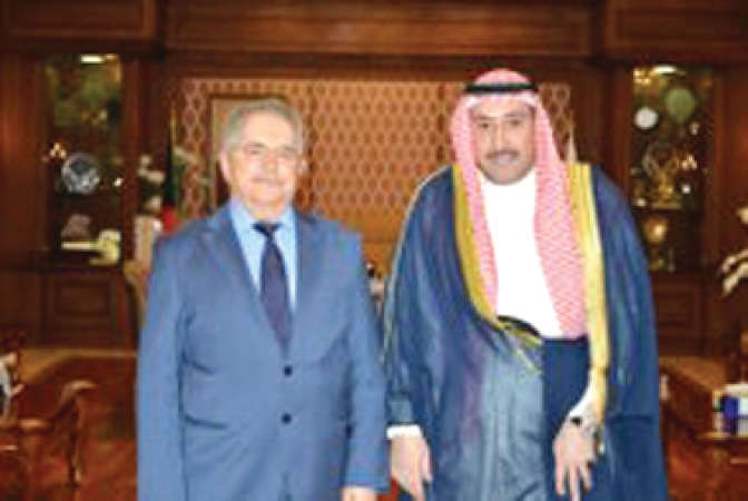 الشيخ فيصل الحمود مستقبلا سفير رومانيا لدى الكويت