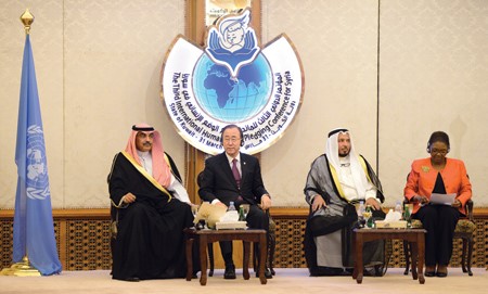 الشيخ صباح الخالد ودعبدالله المعتوق وبان كي مون وفاليري اموس خلال مادبة العشاء