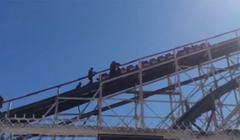 بالفيديو.. شاهد نزول ركاب الأفعوانية بعد تعطلها في وسط أعلى السكة