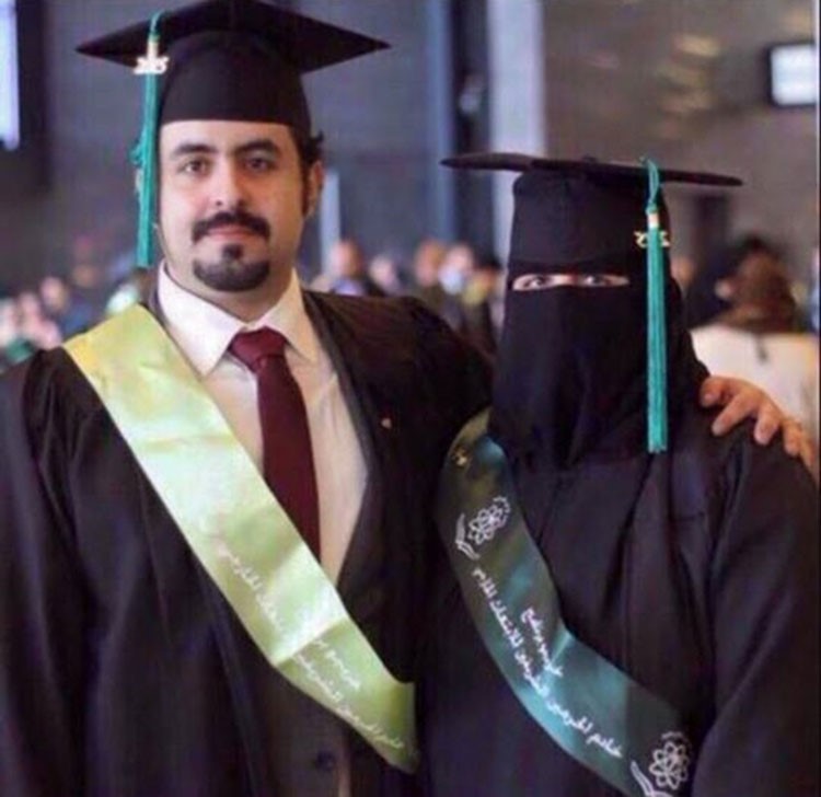 بالصور.. سعودية وابنها يتخرجان سوياً من لندن.. دكتورة ومهندس