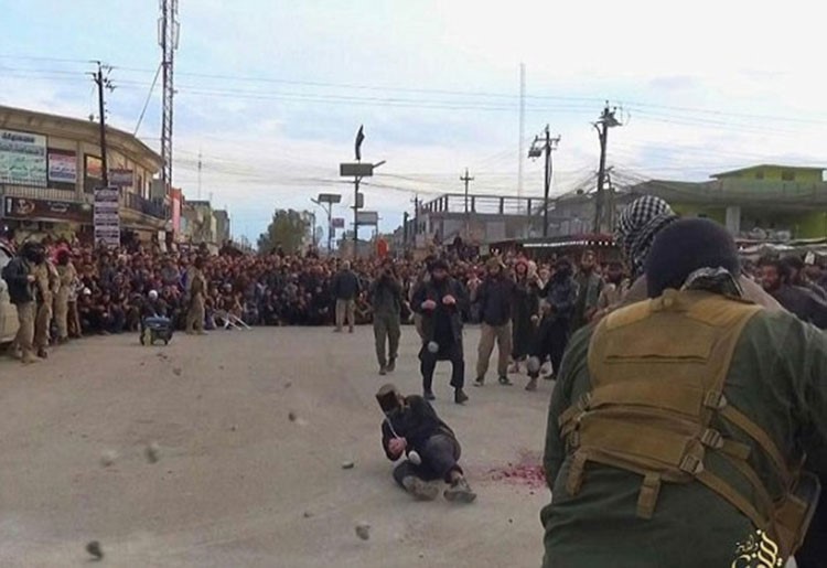 بالصور.. داعش ينفذ حد الرجم بحق رجل وامرأة بالموصل