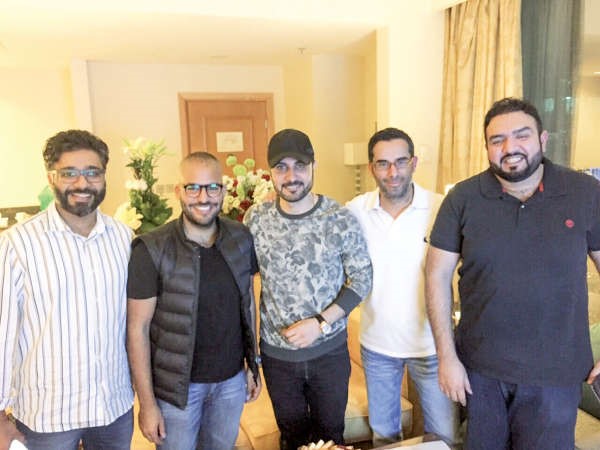 المهندس يتوسط مايك مبلتع وعمر العثمان وخالد ملك وصالح الدويخ