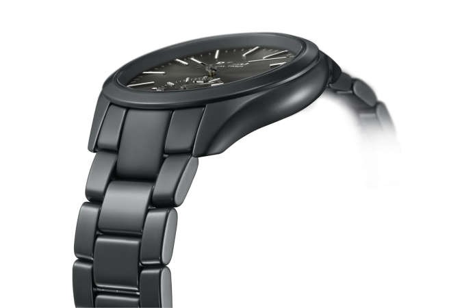 السفر بكبسة إصبع مع The Rado Hyper Chrome Ceramic Touch Dual Timer