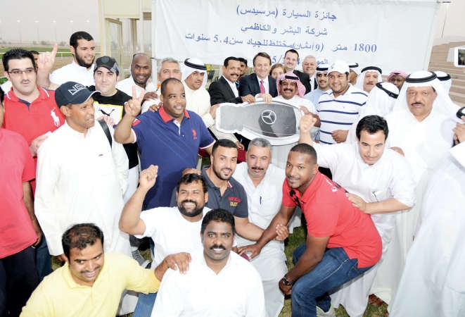 محمد عبدالرحمن البشر يسلم مفتاح المرسيدس للبطل ﻿