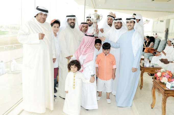 الشيخ ناصر فهد الجابر يسلم الكاس للبطل ﻿