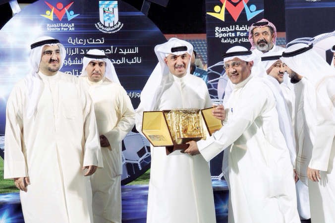 حامد الهزيم يتسلم درعا تذكارية من سعد الفضلي ﻿