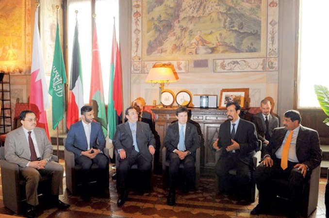 السفراء الشيخ علي الخالد ورائد بن خالد قرملي وعبدالعزيز الجهني والمستشار عبدالغفار البلوشي وحمد النعيمي مع داريو نارديللا﻿