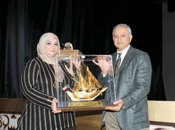 هدية تذكارية لصاحب السمو الامير من مؤسسة الجيل الجديد يتسلمها دبدر العيسى	هاني عبدالله﻿
