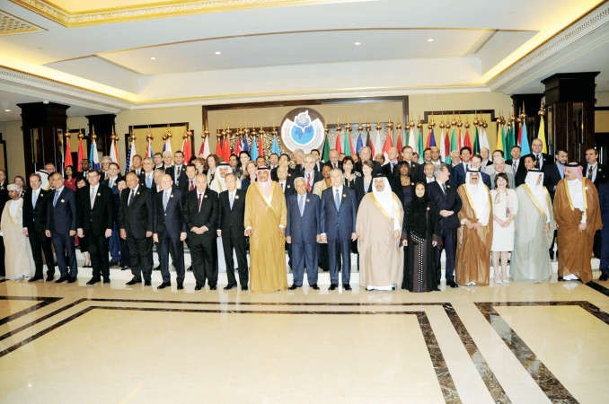 الشيخ صباح الخالد والامين العام للامم المتحدة يتوسطان المشاركين في المؤتمر