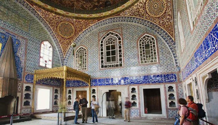 قصر باب العالي في اسطنبول في تركيا، وكان مركز الحكم في الدولة العثمانية بين العامين 1465و 1853 ويزور القصر حوالي ثلاثة ملايين و335 الف سائح سنويا