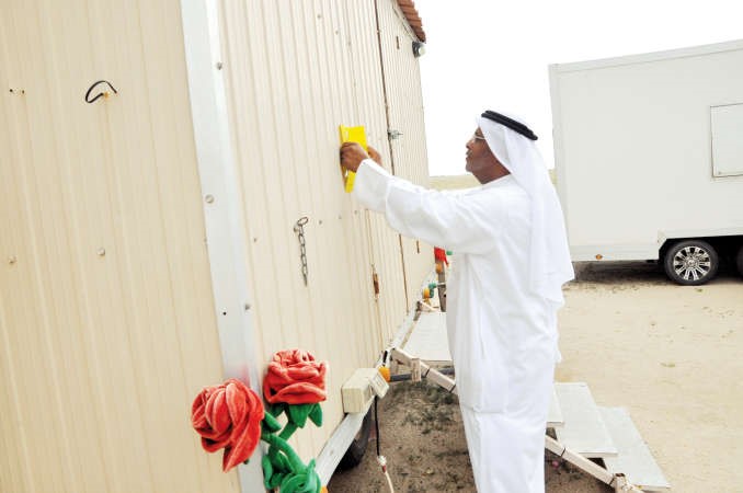 وضع ملصق على احد الشاليهات
