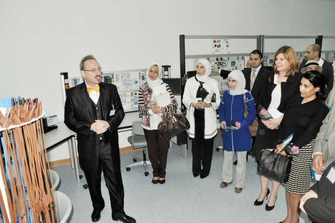جولة للطلبة داخل مختبر الهندسة الكهربائية بالجامعة الامريكية ﻿