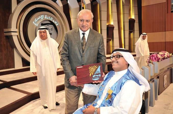 العيسى يكرم احد المتفوقين من ذوي الاحتياجات الخاصة﻿