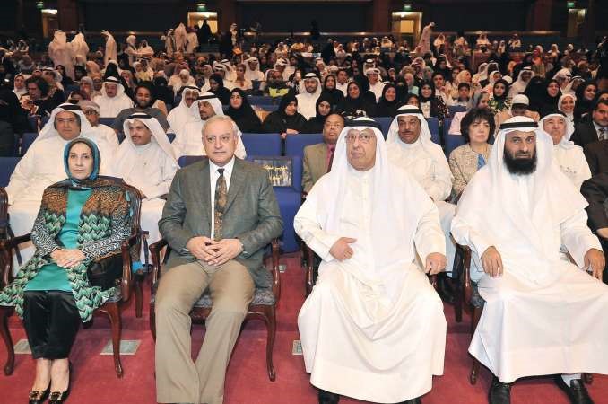 دبدر العيسى ودحياة الحجي ودعبدالرحيم ذياب في مقدمة الحضور خلال الحفل					علاء ابو الندى﻿