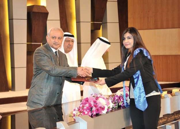 دبدر العيسى مكرما احدى المتفوقات﻿