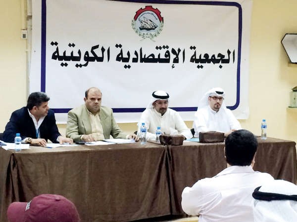 رئيس الجمعية علي العنزي يتوسط امين الصندوق وممثل الشؤون ومحاسب الجمعية