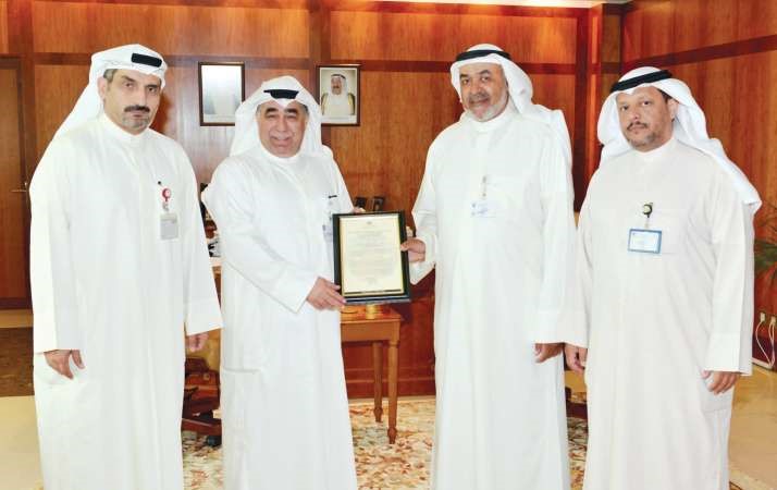 السويلم خلال تقديمه الشهادة للسعد بحضور السبيعي والعبدالسلام﻿