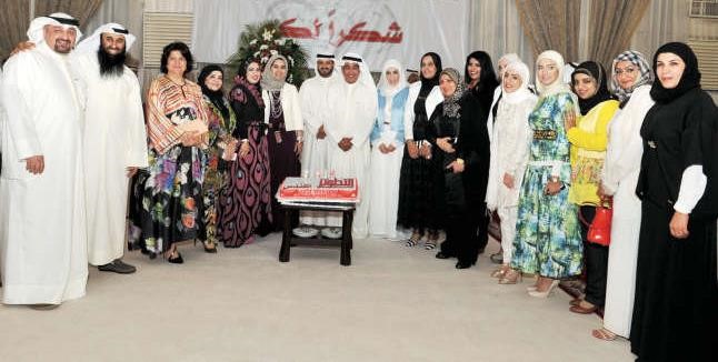 م عادل الخرافي وم سعد المحيلبي وم طلال القحطاني وجمال النصرالله مع عدد من المهندسات والمهنئات﻿