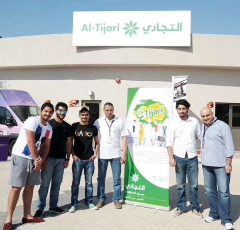 مجموعة من الطلاب مع مسؤولي البنك التجاري