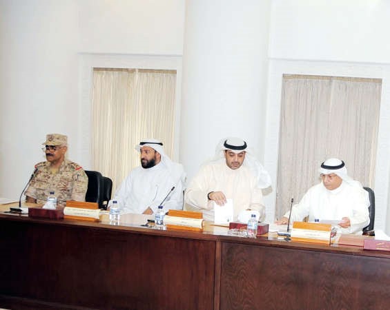 الشيخ خالد الجراح والشيخ محمد العبدالله ودعلي العمير واحد القيادات الامنية
