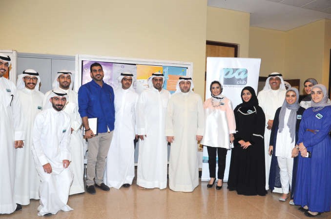 ياسر ابل وراكان النصف يتوسطان المشاركين في الندوةقاسم باشا