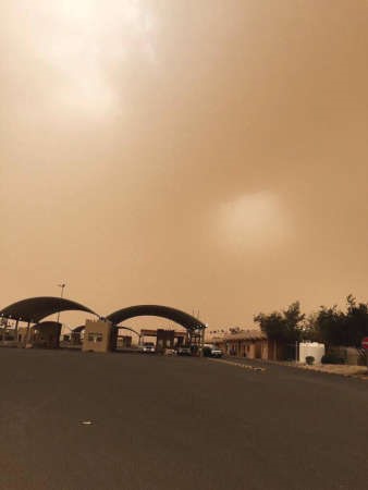 العاصفة كما بدت خلف مركز السالمي الحدودي 