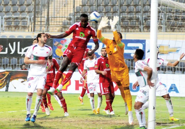 مهاجم الاهلي صلاح سعيدو يحول الكرة براسه صوب مرمى الرجاء